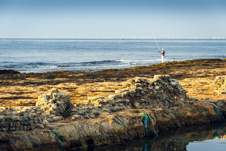 Pescador solitario en la orilla de un río al amanecer practicando pesca ética